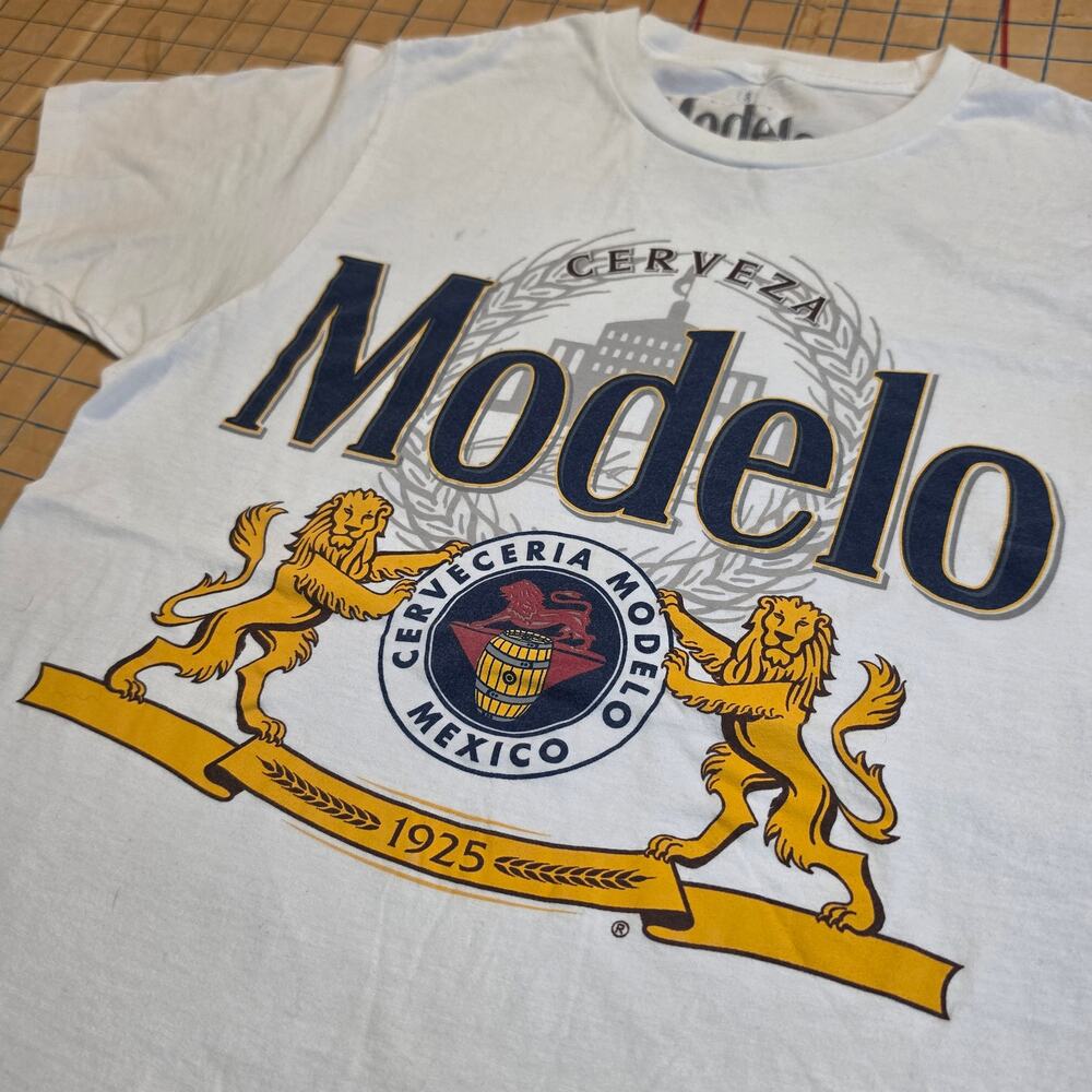 Modelo Graphic T-Shirt White Small Streetwear